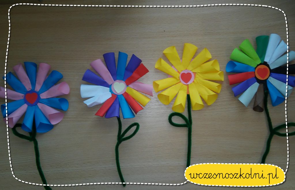 Kwiatek z kółek origami - prezent na Dzień Kobiet lub Dzień Matki